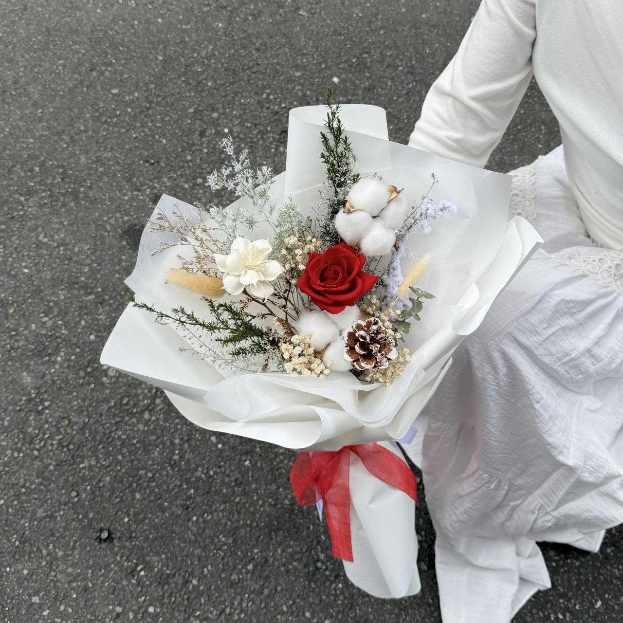 紅色聖誕松果永生花束