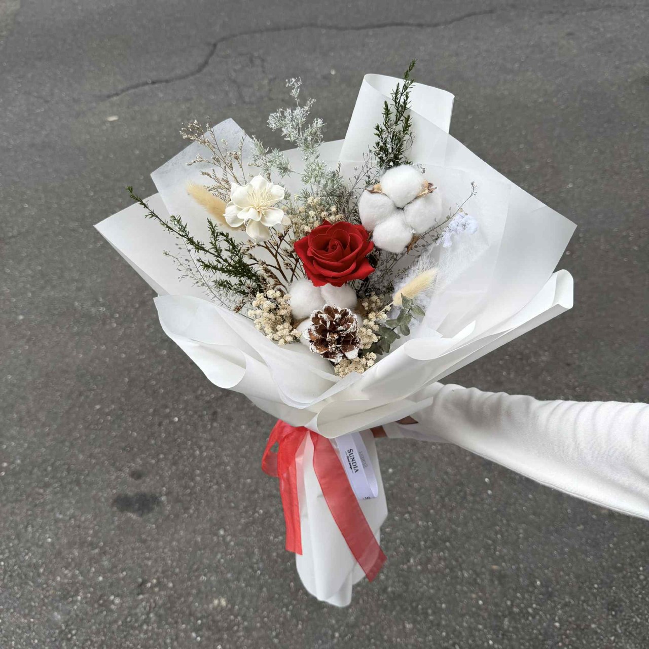 紅色聖誕松果永生花束