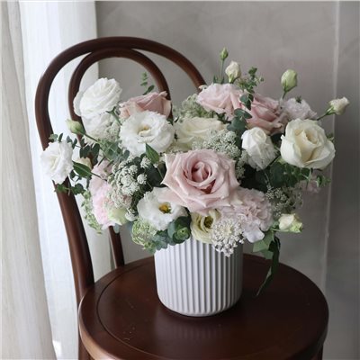 柔和色調鮮花盆花
